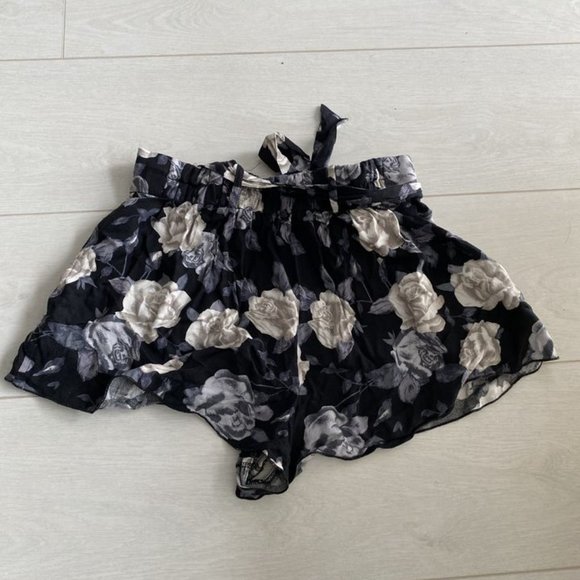 Aritzia Talula Floral Bloomer Shorts with Pockets - Picture 4 of 6